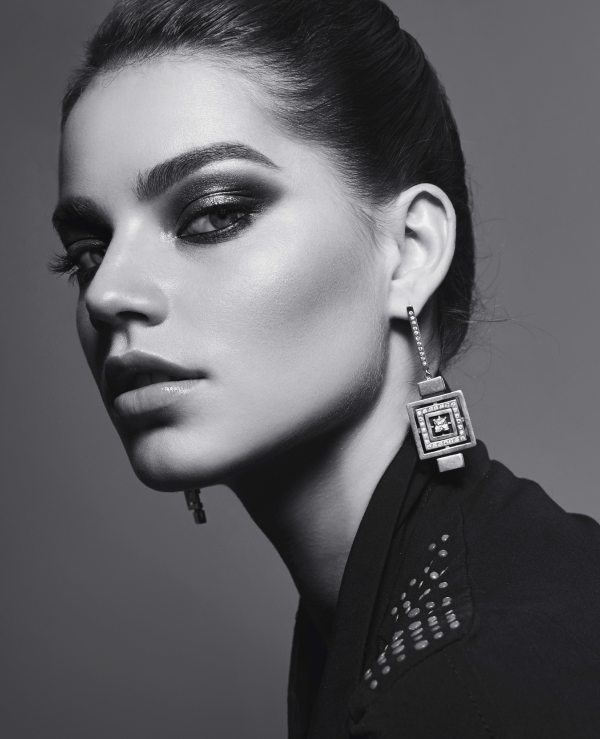 Portrait Jewelry Model